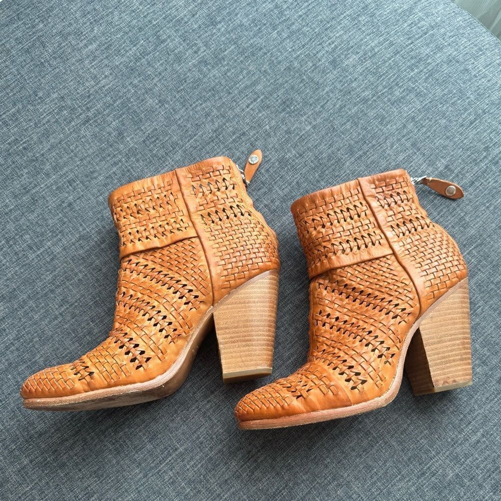 Rag&Bone Leather Newbury Bootie
Boot Tan/Lt.Brown Size 39 - Picture 5 of 16